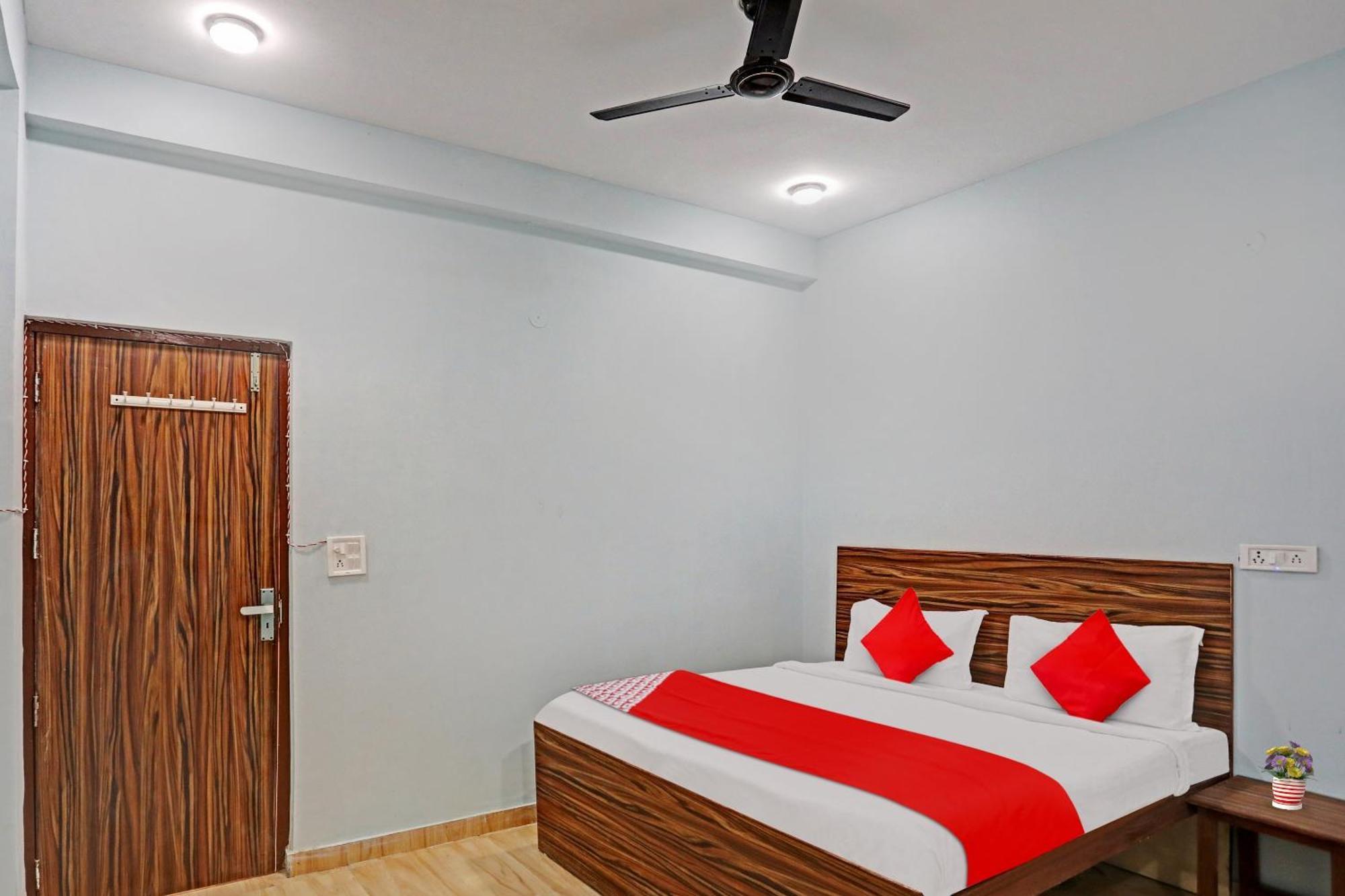 Hotel O Surya Gold Guest House Najafgarh Exterior photo