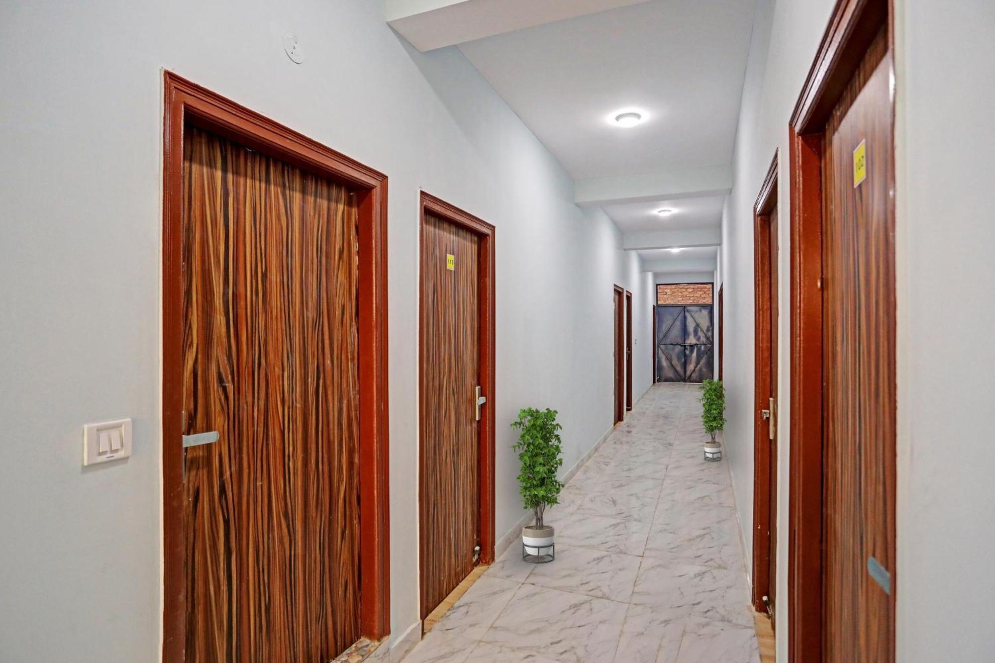 Hotel O Surya Gold Guest House Najafgarh Exterior photo
